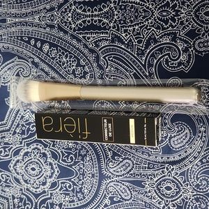 Fiera Luxury Concealer in Medium + Brush, NWT